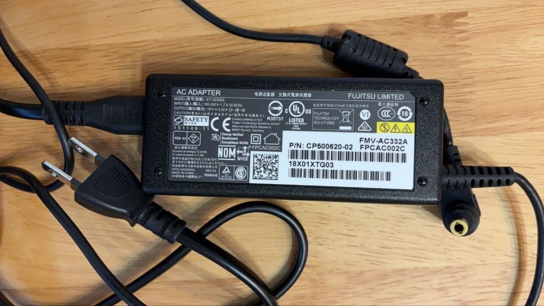 軽量薄型☆富士通 P727 Core i5 7300U 8GB / SSD128