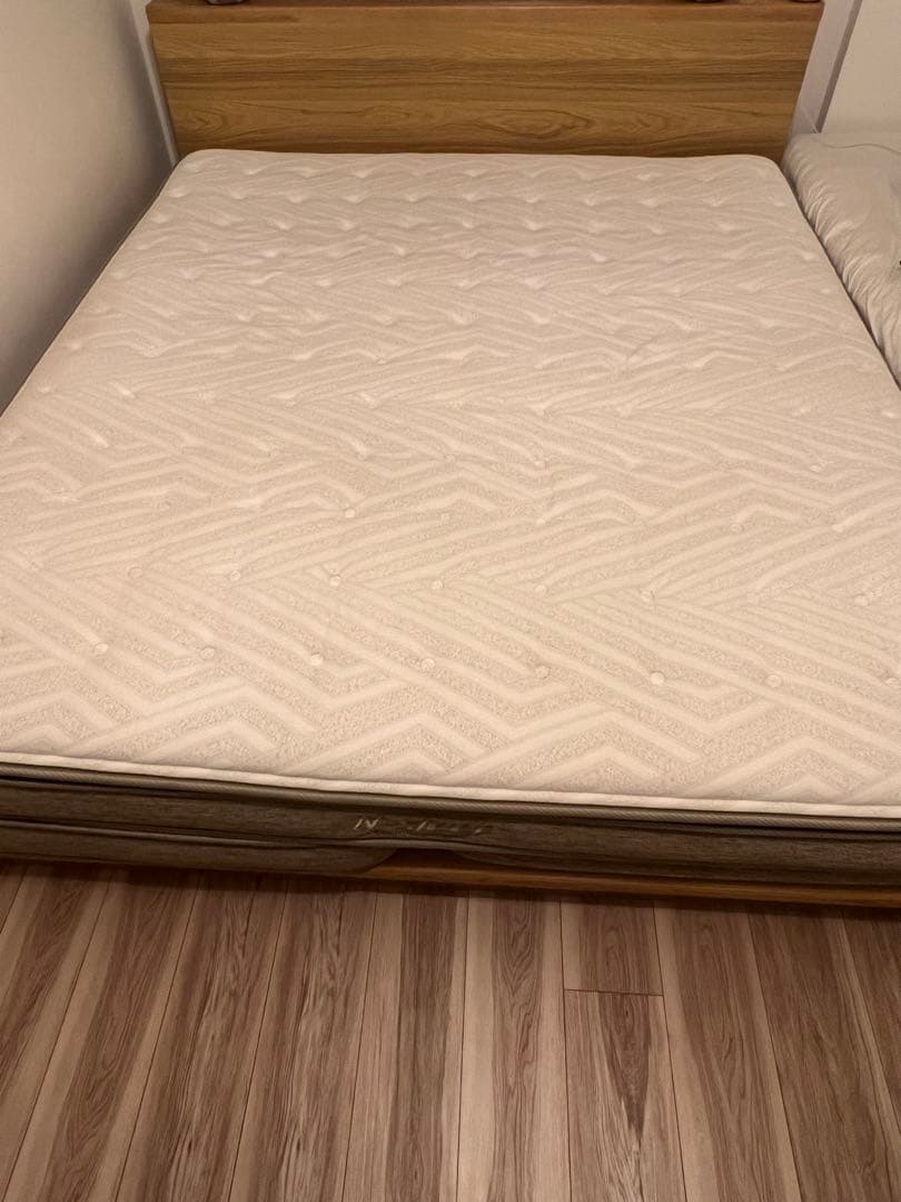 クイーンマットレス&ベットフレームセット