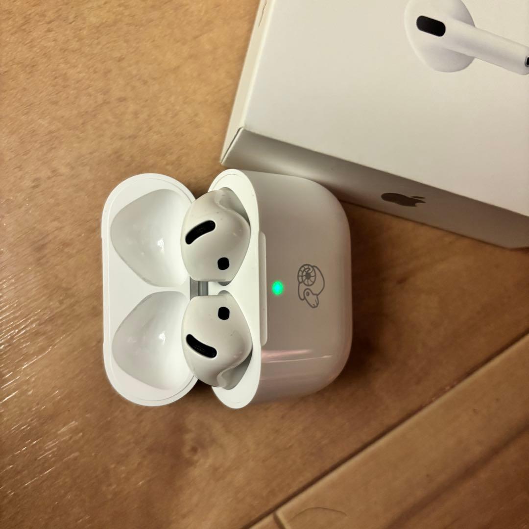 airpods 4 羊絵文字刻印あり　ノイズキャンセリングなし