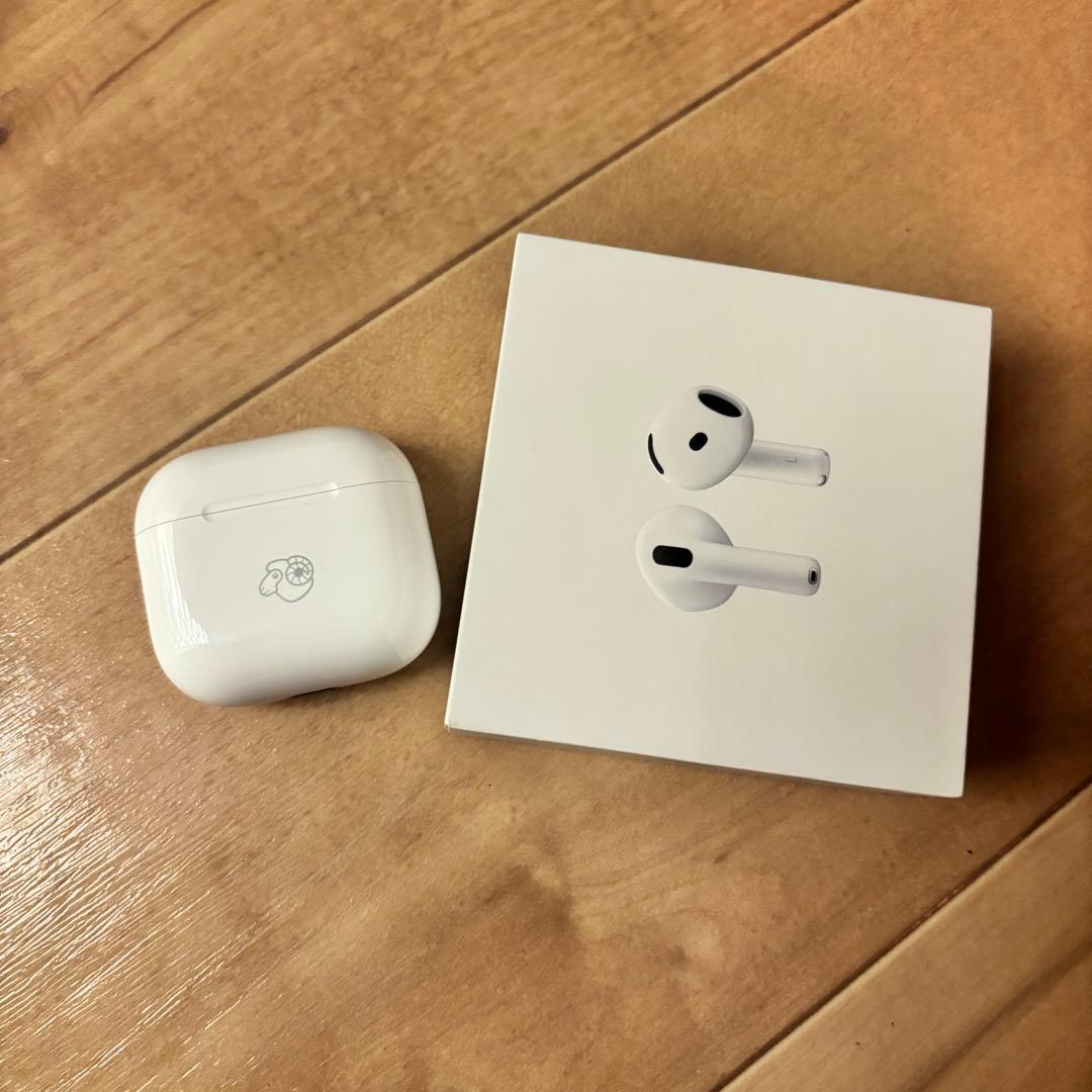 airpods 4 羊絵文字刻印あり　ノイズキャンセリングなし