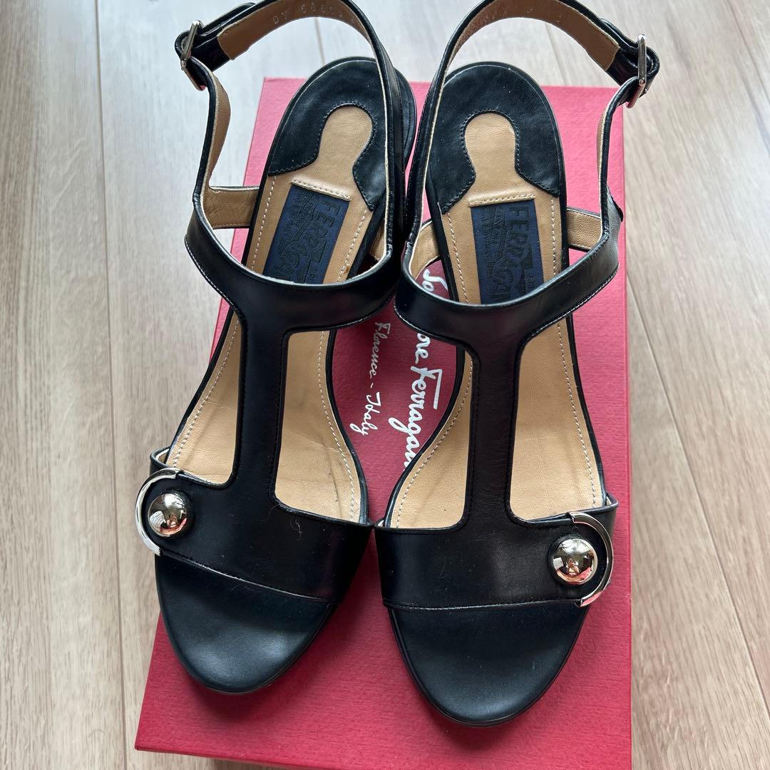 フェラガモ　シンプルでエレガントな黒サンダル25.5cm