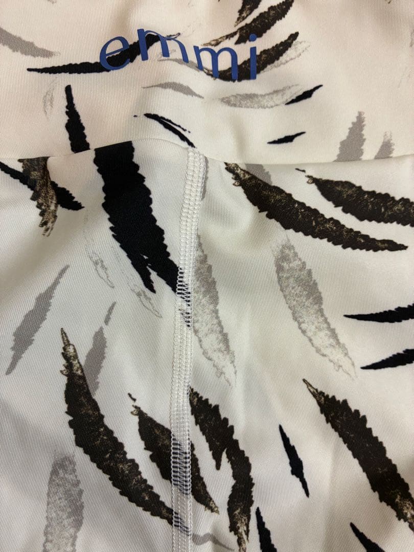 新品同　emmi yoga エミヨガ　ヨガウェア　フェザー柄　オフホワイト　S