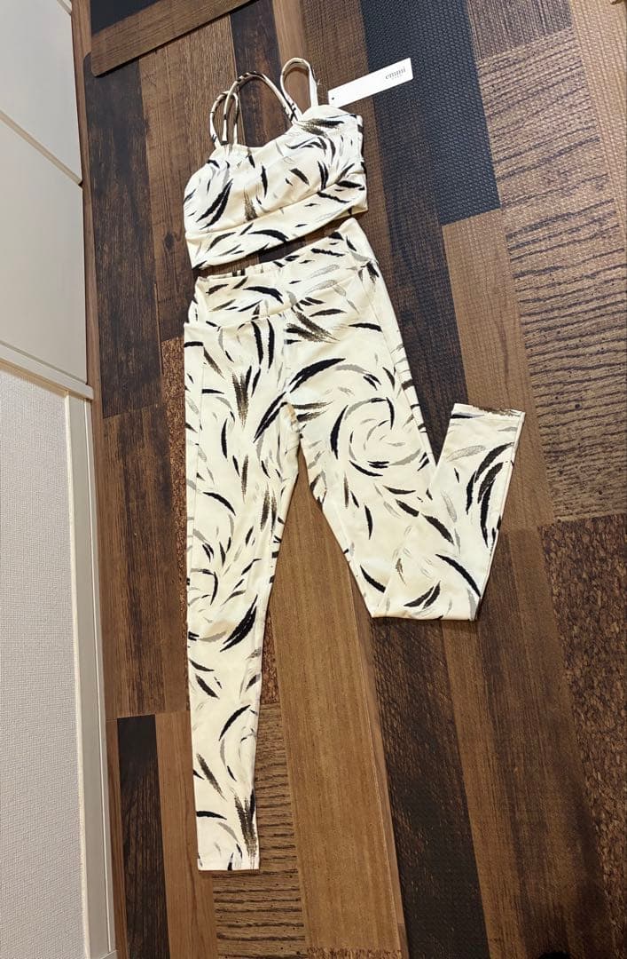 新品同　emmi yoga エミヨガ　ヨガウェア　フェザー柄　オフホワイト　S