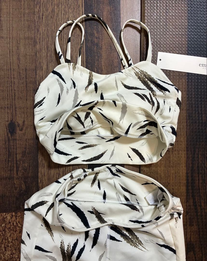 新品同　emmi yoga エミヨガ　ヨガウェア　フェザー柄　オフホワイト　S