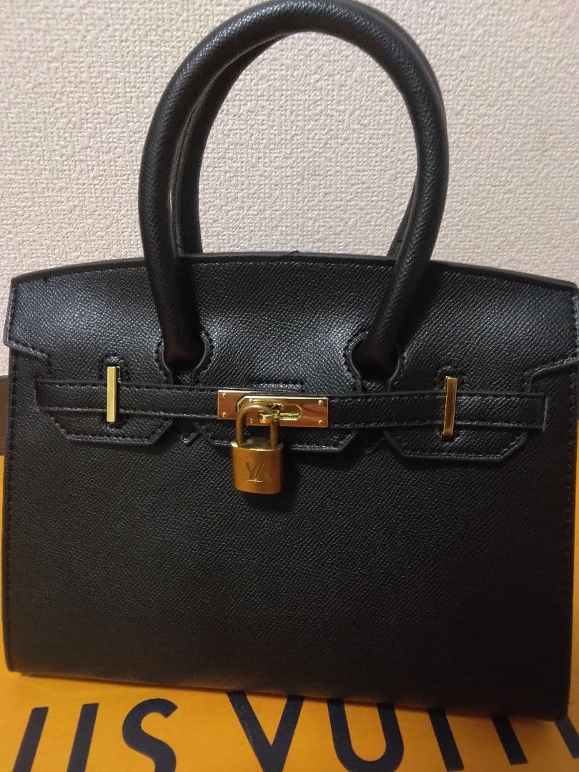 ルイヴィトン南京錠＋おまけノーブランドトートバッグ２５size黒＋ゴールド