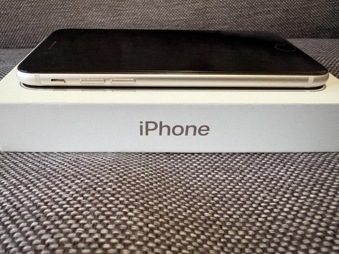 【美品】iPhone SE第3世代 64GB SIMフリー