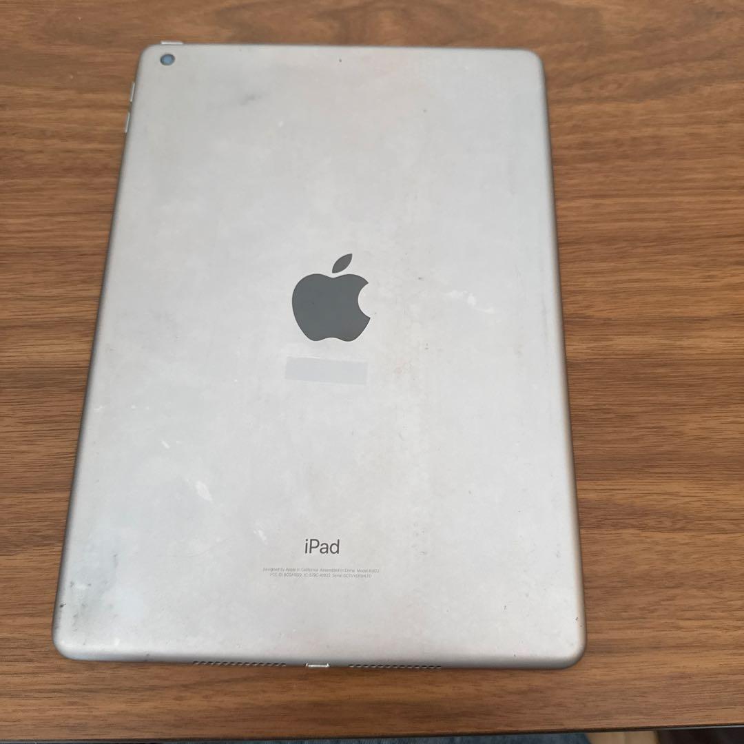 Apple iPad (第5世代) 128GB wifi 背面に汚れあり