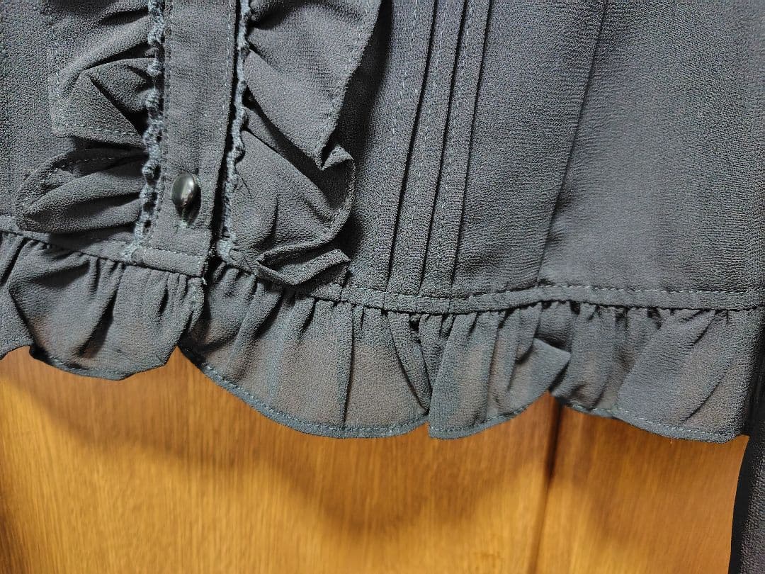 プトマヨ　リボンタイ付き黒フリルブラウス　美品