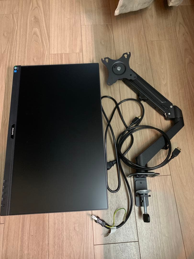 モニターアーム付きディスプレイ