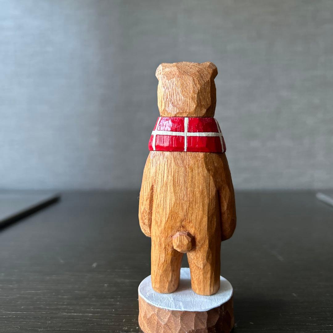 江籠正樹　木製クマフィギュア 赤いスカーフ付き