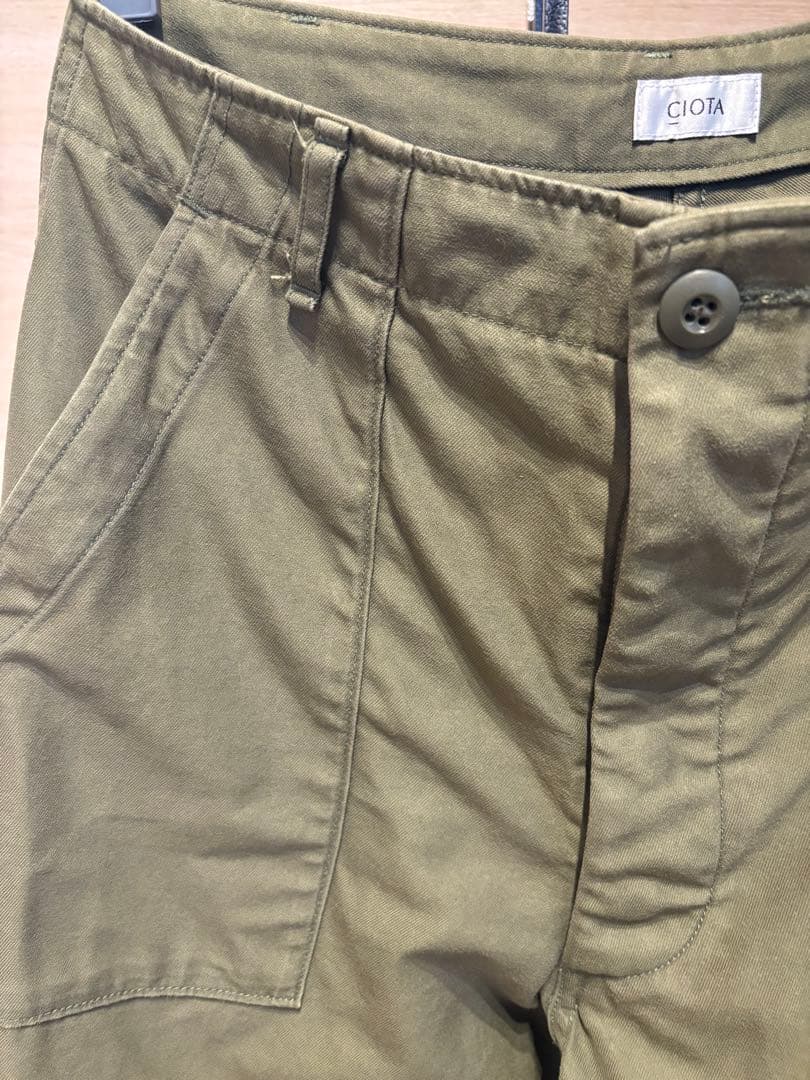 CIOTA（シオタ）スビンコットン バックサテン ベイカーパンツ