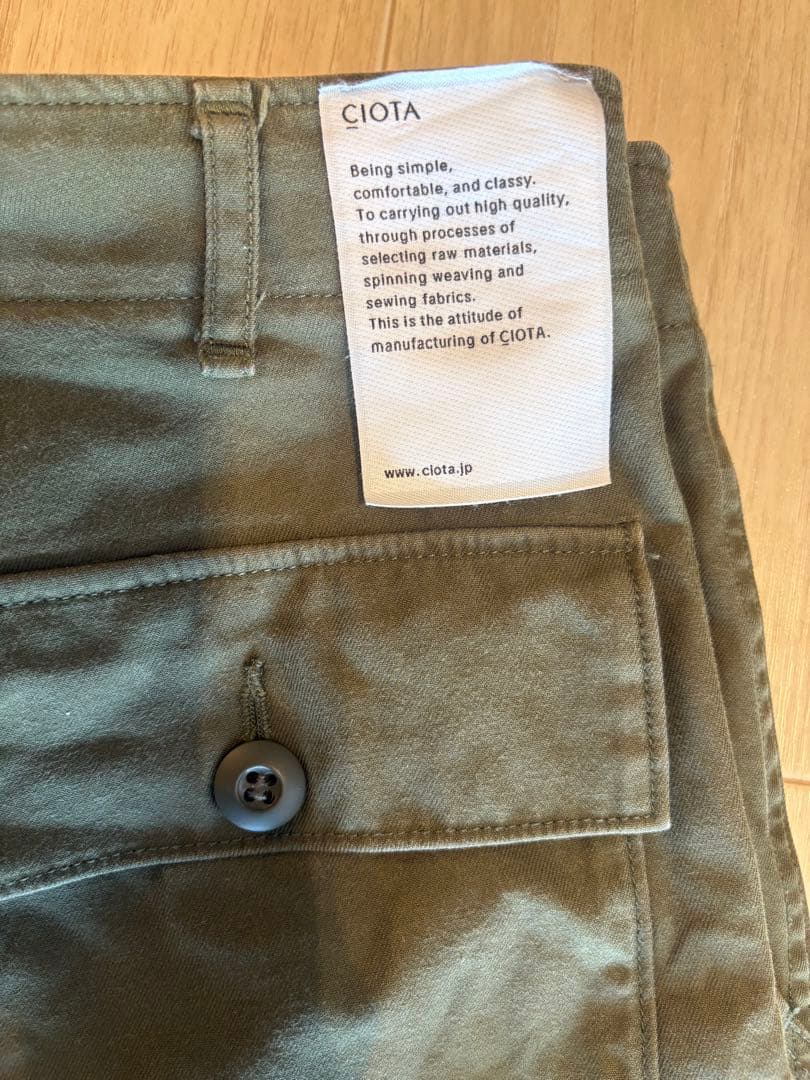 CIOTA（シオタ）スビンコットン バックサテン ベイカーパンツ