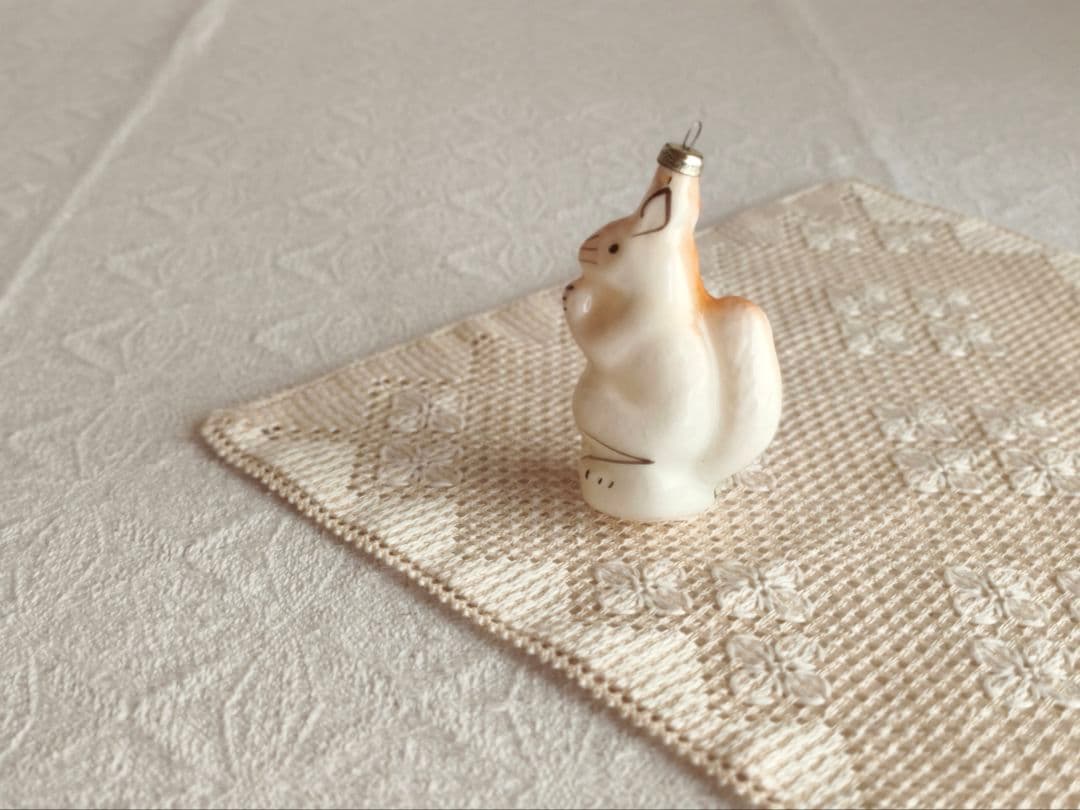 【misen2014さま】vintage ❀ ミルク色ガラスの 素敵なリスさん