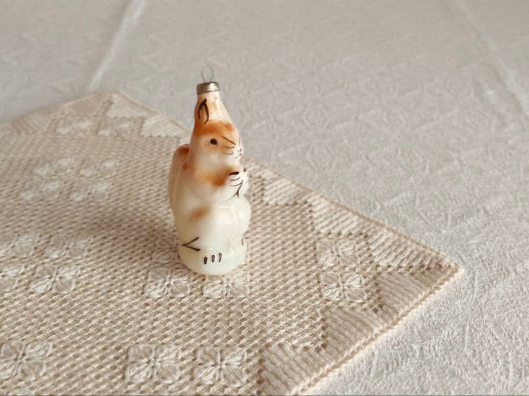 【misen2014さま】vintage ❀ ミルク色ガラスの 素敵なリスさん