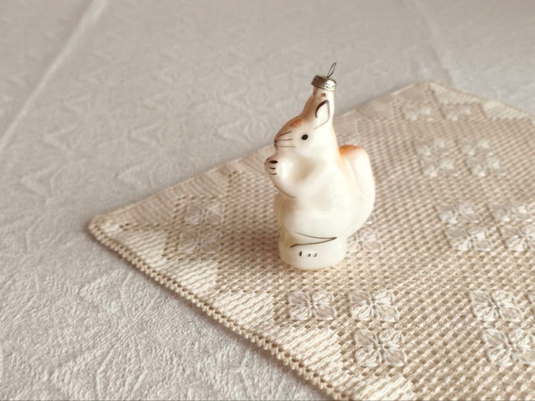【misen2014さま】vintage ❀ ミルク色ガラスの 素敵なリスさん