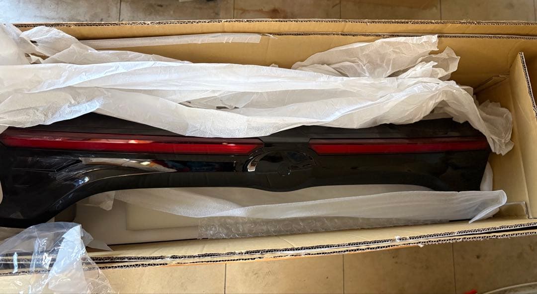 大特価‼️ヤリス 5ドア用 ファイバーLED リアガーニッシュ クリスタルアイ