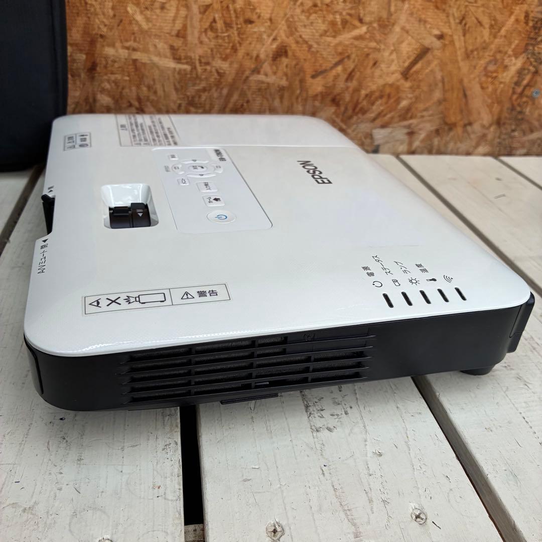 0666 EPSON プロジェクター　EB-1780W ランプ点灯時間　841H