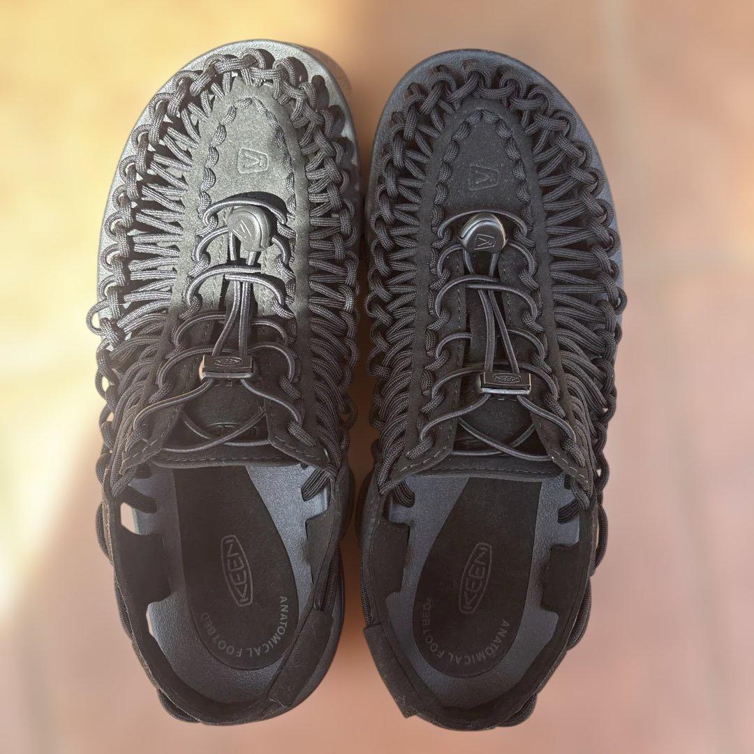 美品　ほぼ新品未使用　keen ユニーク　26㎝　ブラック