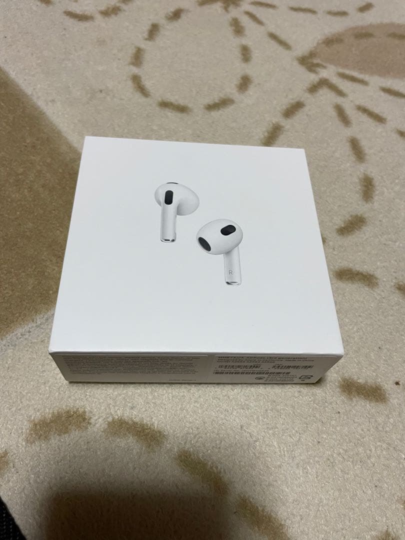 AirPods本体と充電ケース