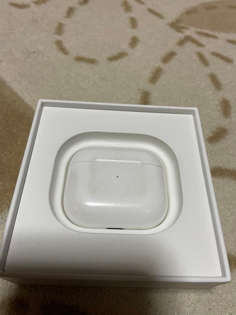 AirPods本体と充電ケース