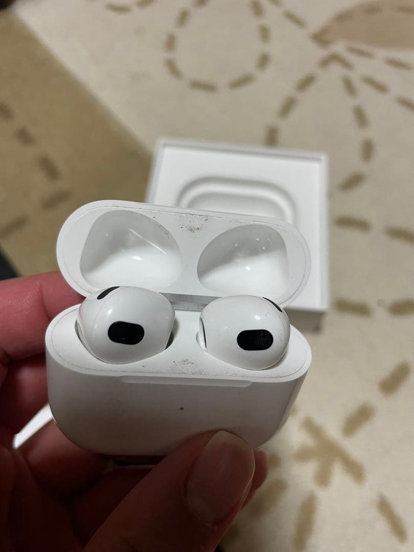 AirPods本体と充電ケース