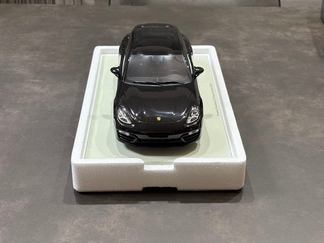 ポルシェ　パナメーラ　PORSCHE PANAMERA 1/18