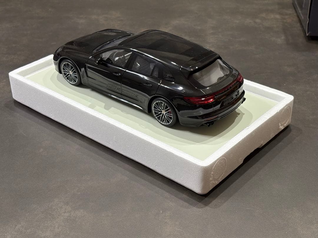 ポルシェ　パナメーラ　PORSCHE PANAMERA 1/18