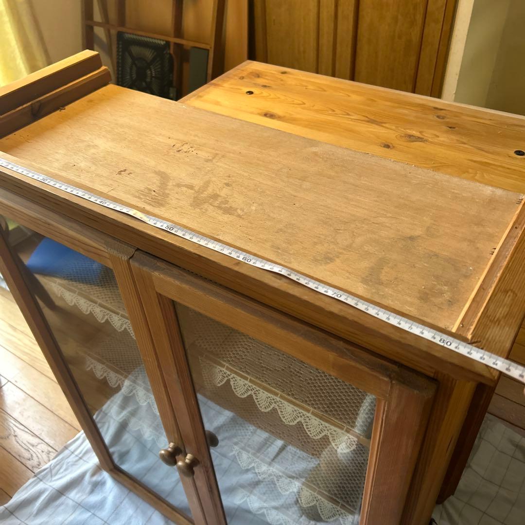 カントリー調　天然木食器棚 ガラス扉付き　たのめる便で発送