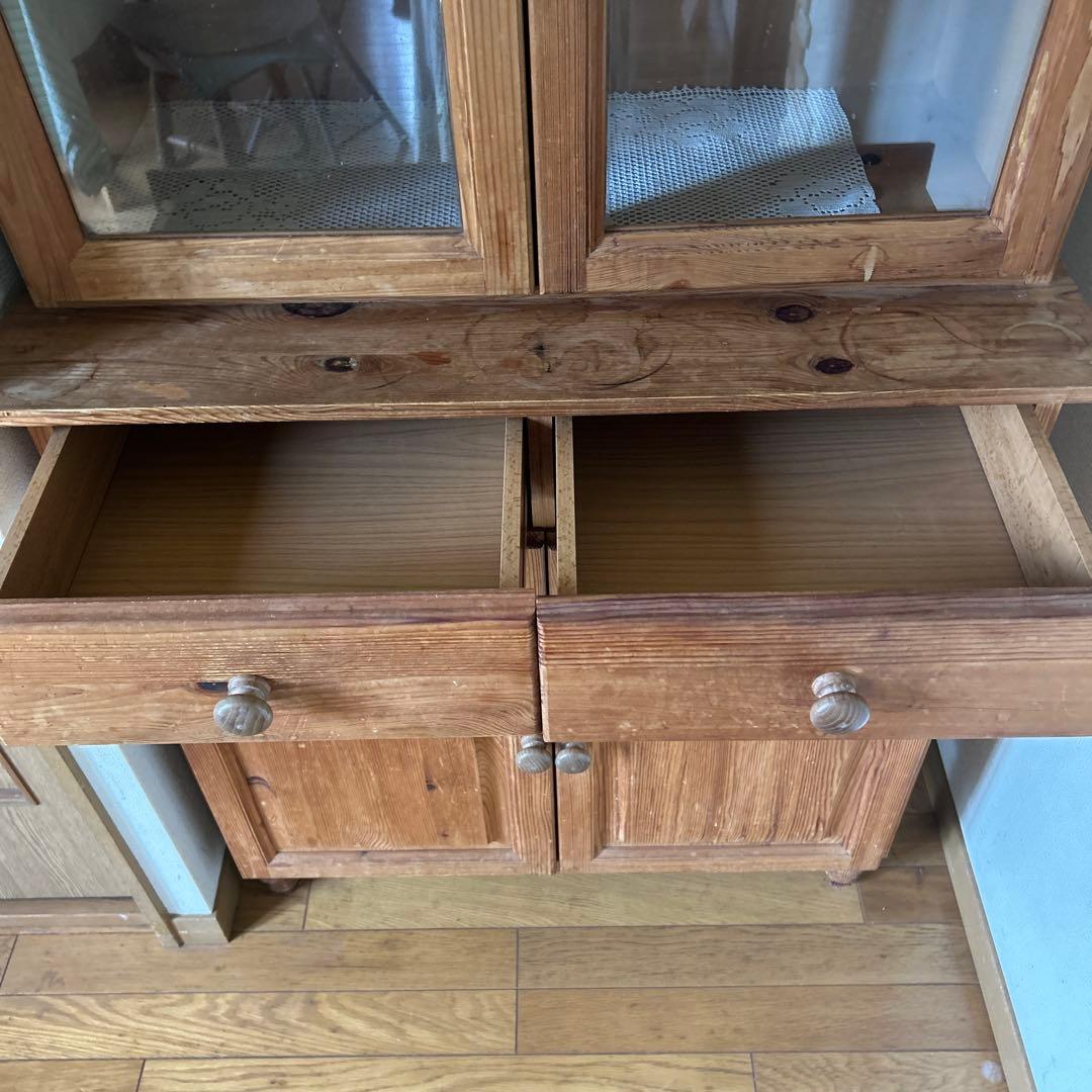 カントリー調　天然木食器棚 ガラス扉付き　たのめる便で発送