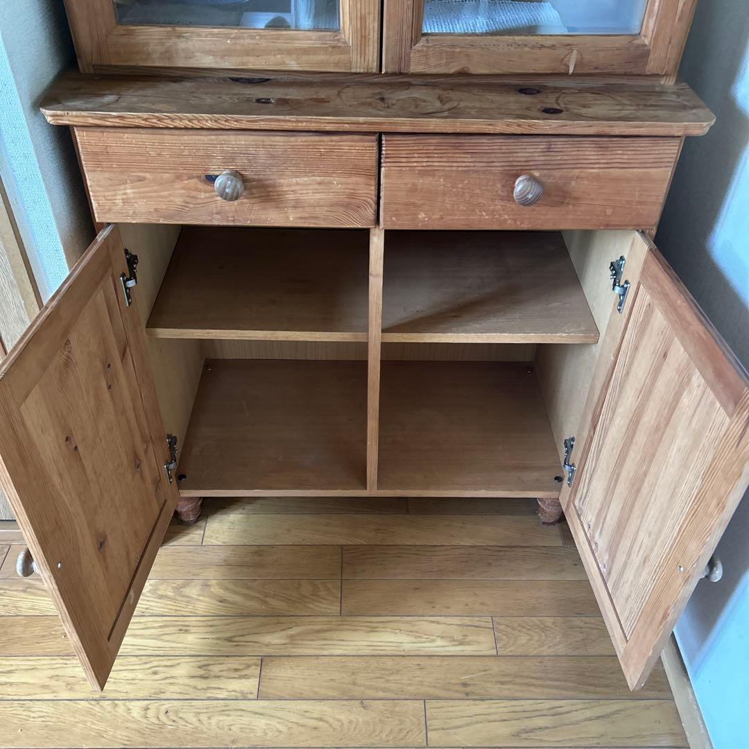 カントリー調　天然木食器棚 ガラス扉付き　たのめる便で発送