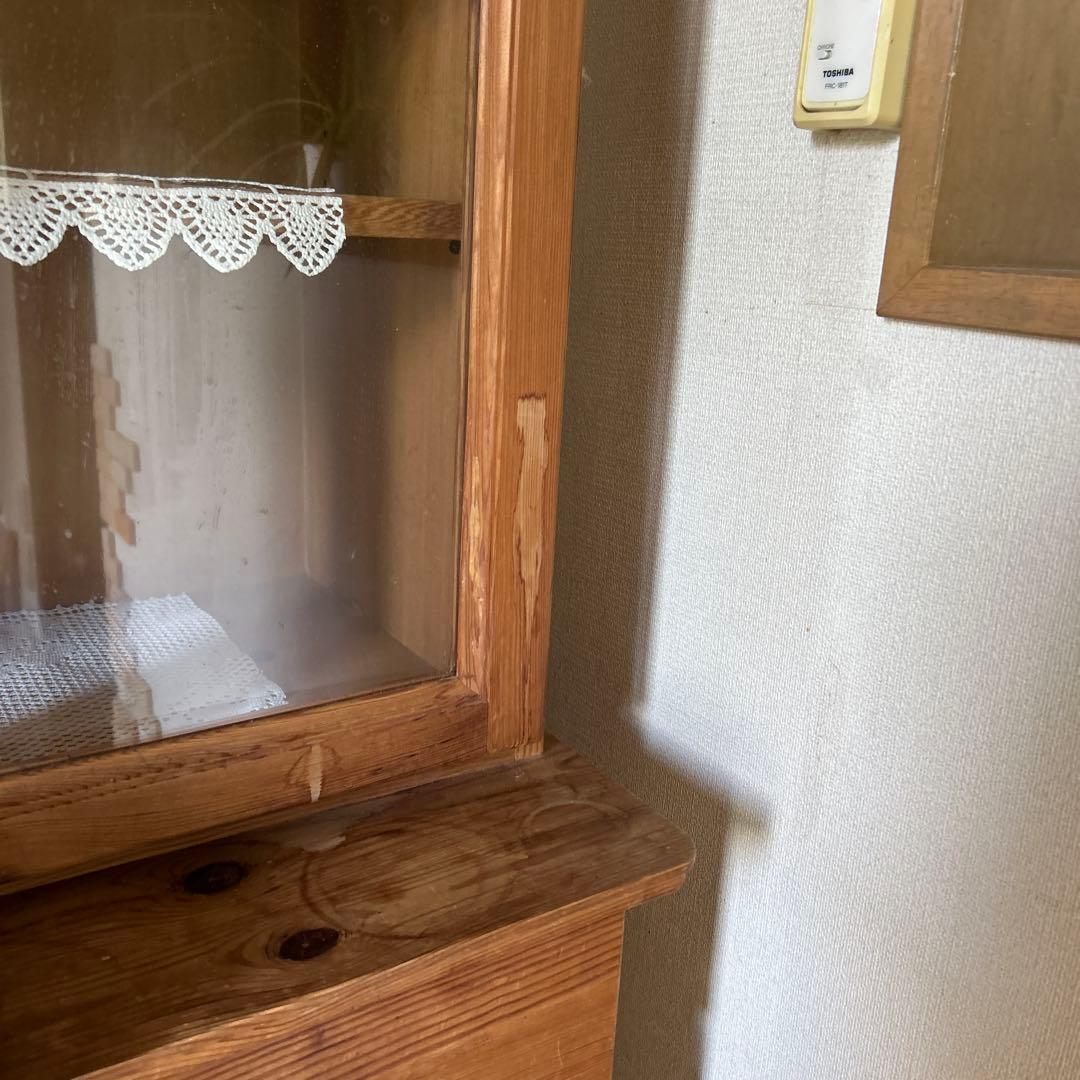 カントリー調　天然木食器棚 ガラス扉付き　たのめる便で発送