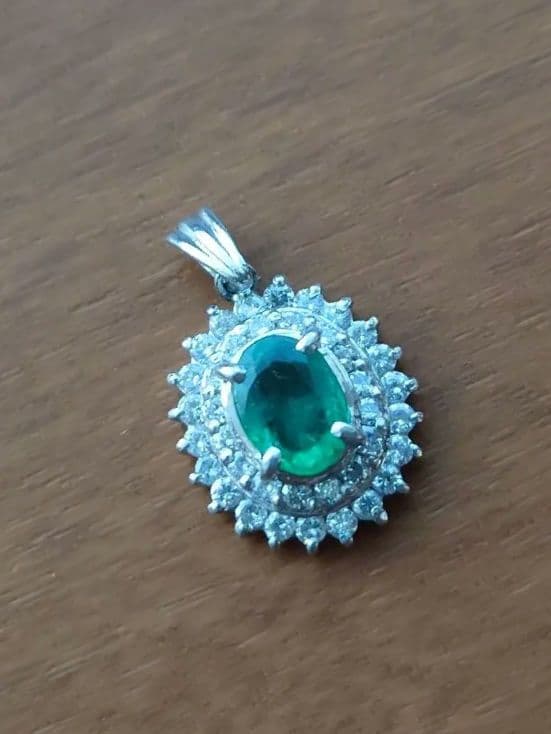 エメラルドペンダントトップ刻印あり