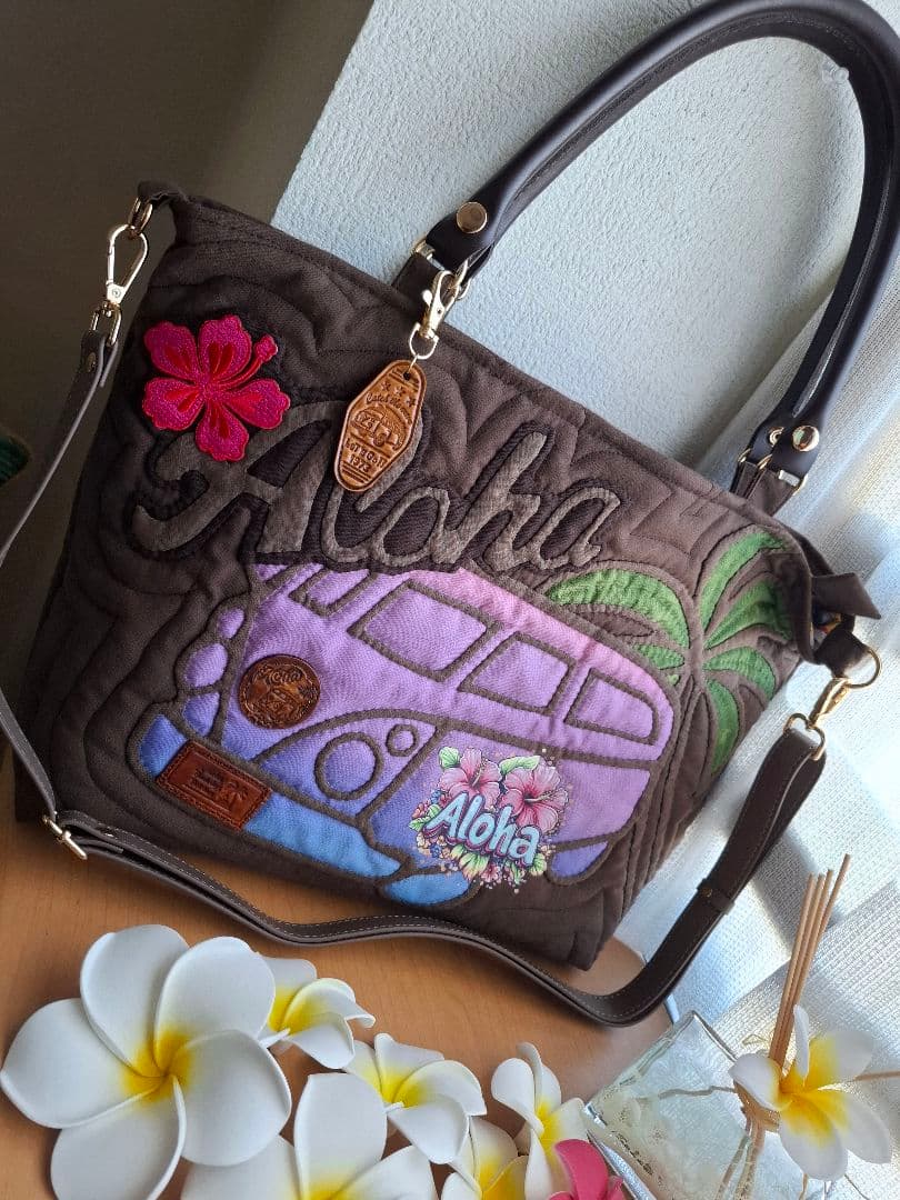 ハワイアンキルト　横長バッグ　バス　2WAY　バスの革タグチャーム付き