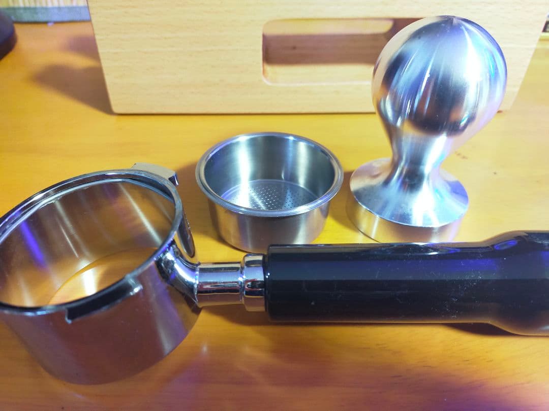 h*4様 DeLonghi エスプレッソマシン デディカ　ブラック