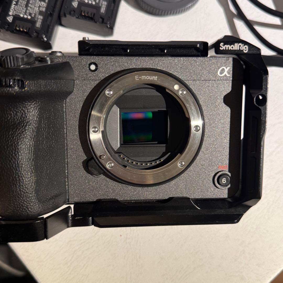 【美品・完動品】SONY FX30本体／バッテリー/チャージャー/カメラケージ付