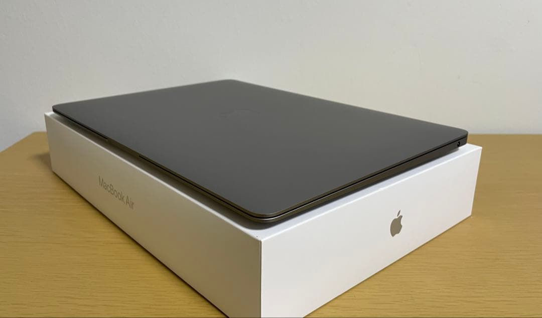 美品 MacBook Air M1チップ 充電数63回『容量94％』