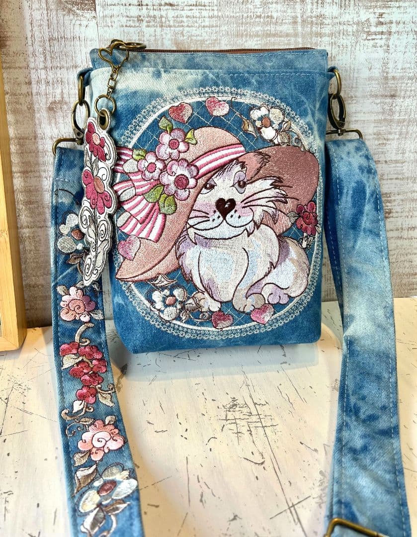 はなこ様リクエスト＊ロラライハリス♡ライトブルーWデニム♡刺繍のサコッシュ