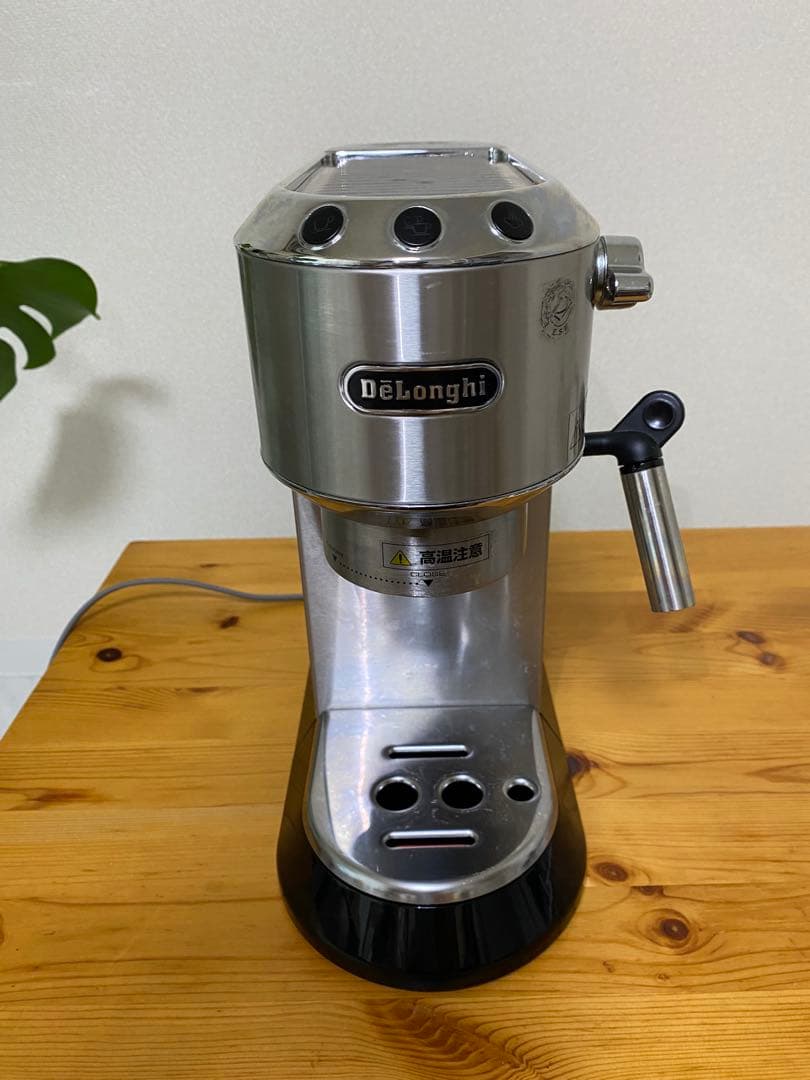 デロンギデディカエスプレッソ・カプチーノメーカーEC680M
