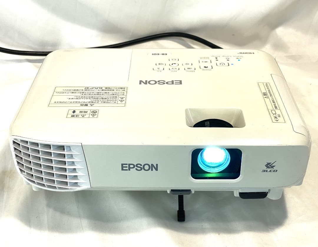 み*い様 EPSON エプソン EB-E01 プロジェクター 本体 ランプ点灯時
