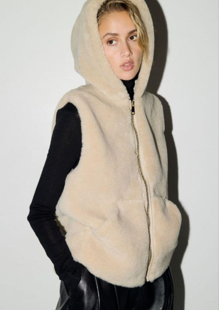 完売品【新品未使用•タグ付】　フーデッドボアベスト　ライトベージュ　XL