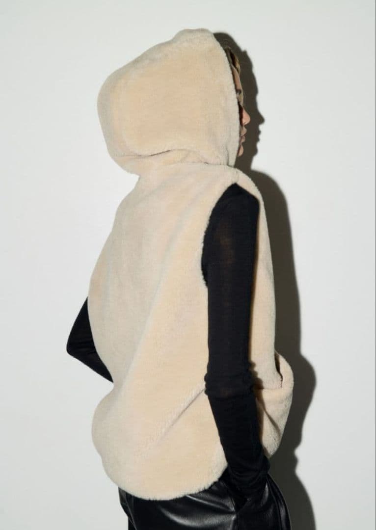 完売品【新品未使用•タグ付】　フーデッドボアベスト　ライトベージュ　XL