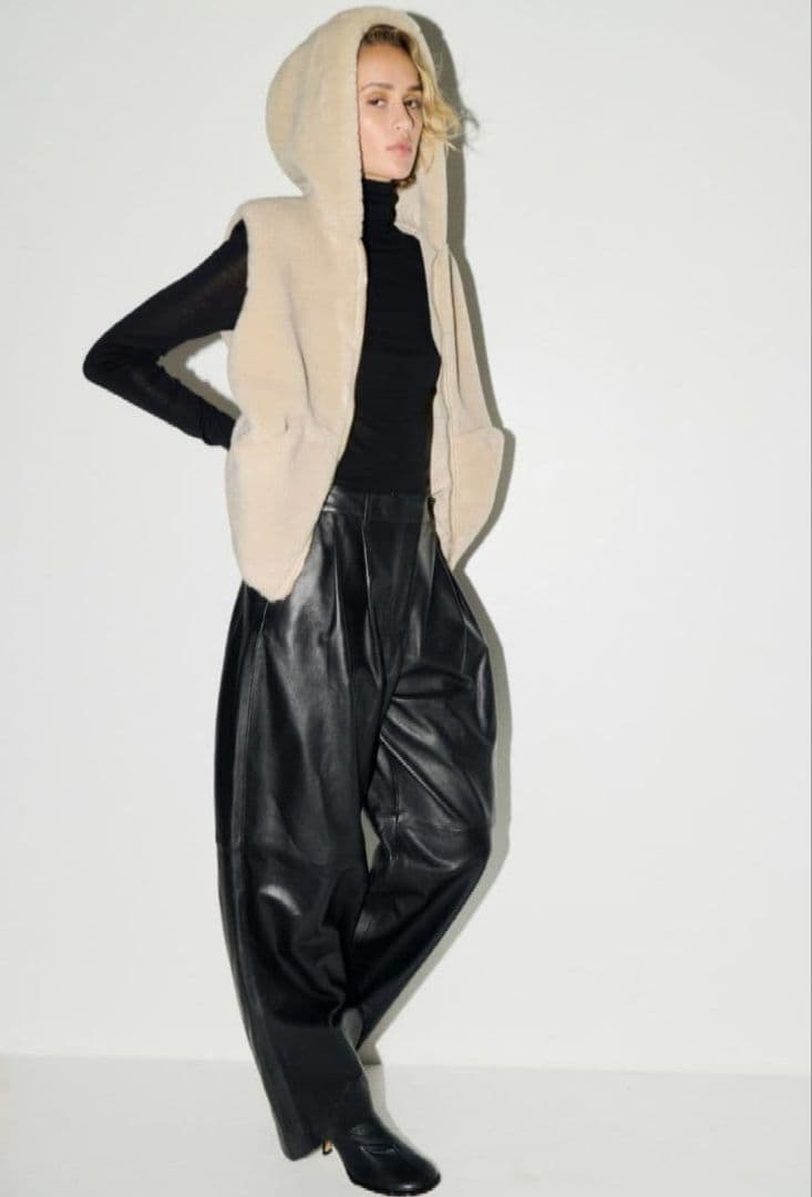 完売品【新品未使用•タグ付】　フーデッドボアベスト　ライトベージュ　XL