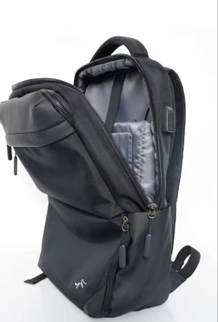 【美品】コールアンドレスポンス　バックパック　黒　リュック　軽量　多機能