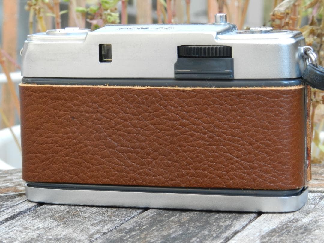 本革　　ブラウン　OLYMPUS-PEN EE-S ハーフフレイムフィルムカメラ