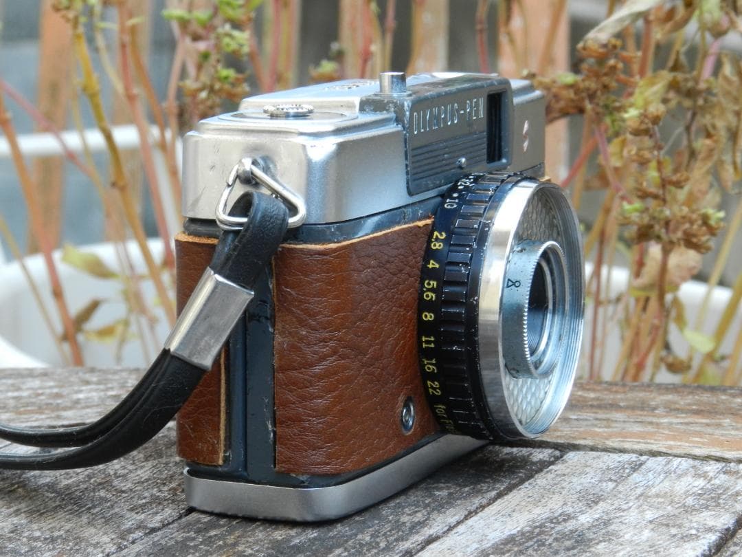 本革　　ブラウン　OLYMPUS-PEN EE-S ハーフフレイムフィルムカメラ