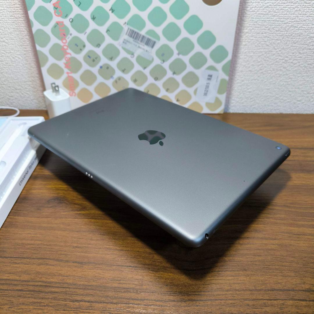iPad 第8世代 WiFi128GB、タッチペン、キーボードとケースセット