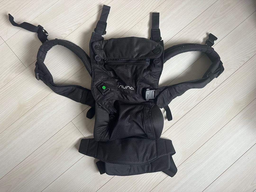 nuna 抱っこ紐　ナイト