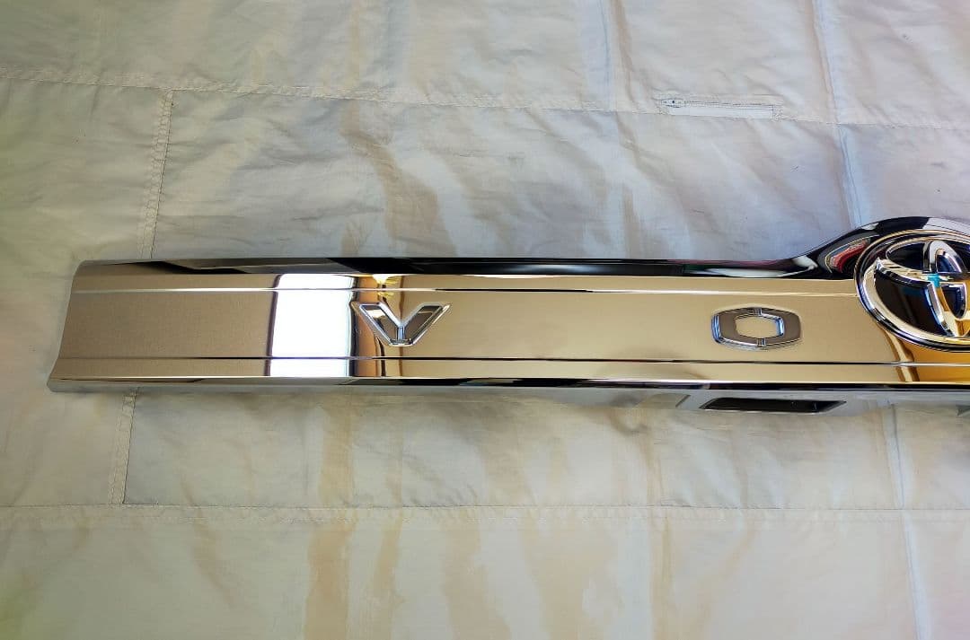 【美品】80系 ヴォクシー 後期型 純正 リヤ ゲート バックドア ガーニッシュ