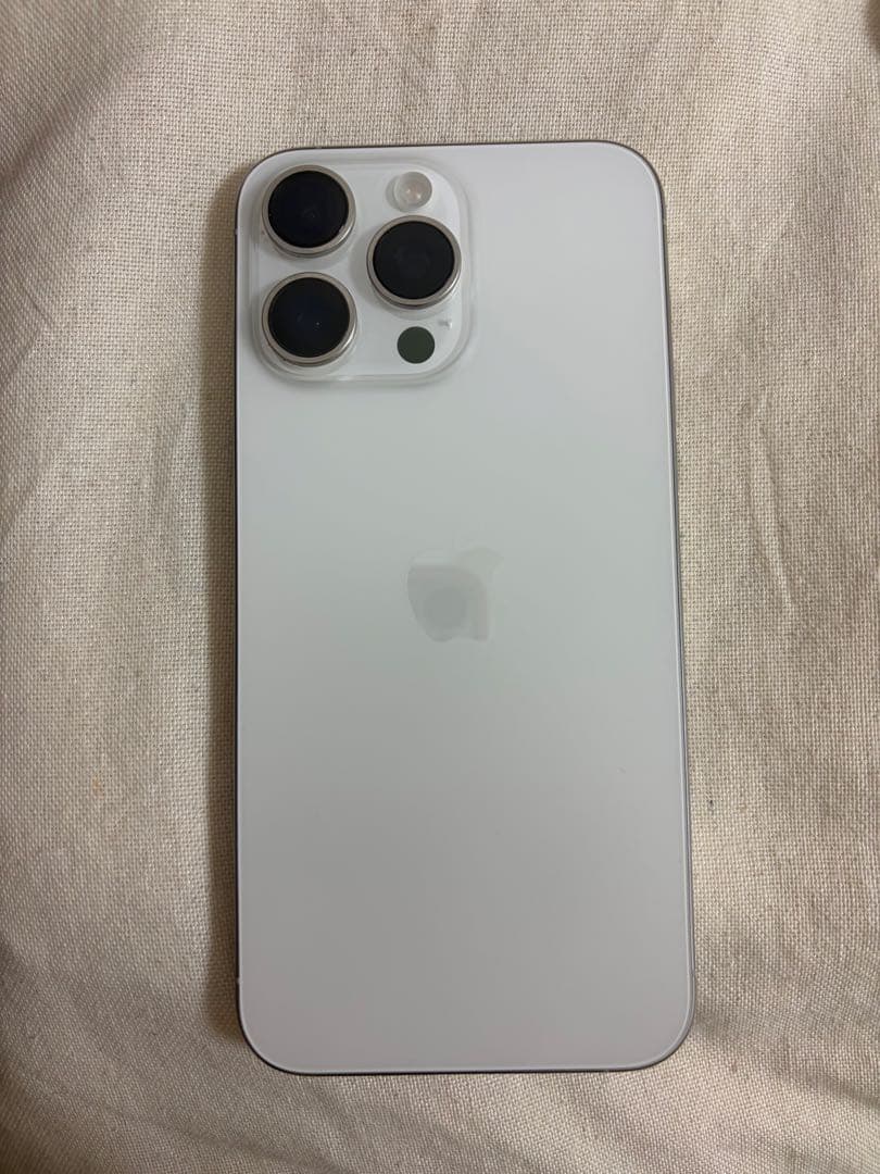 iPhone 15Pro Max 256GB ホワイトチタニウム本体　美品