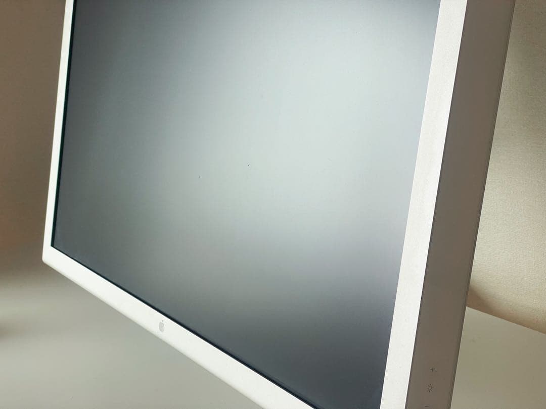 Apple Cinema Display 付属:VESAマウント/USB-C変換